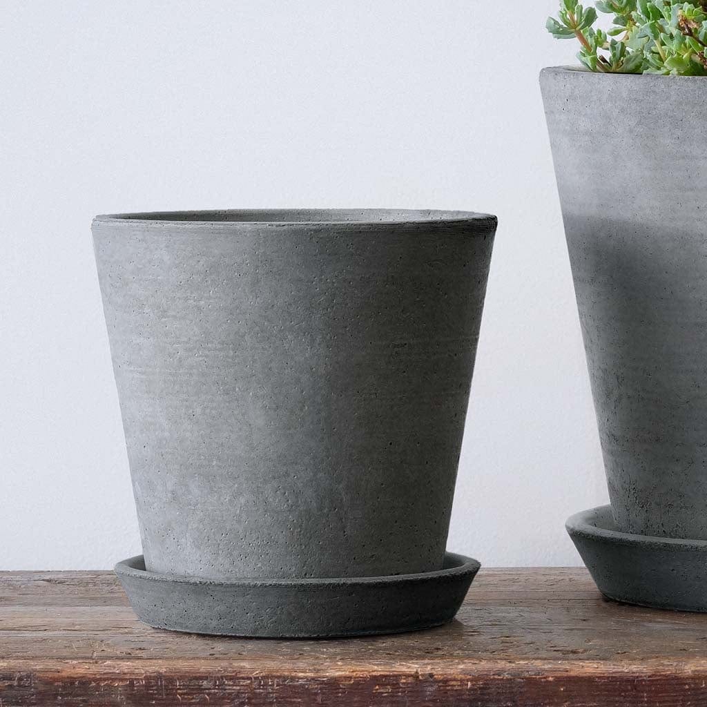 Essential Lightweight Cast Stone Concrete Planter - Medium in Grey