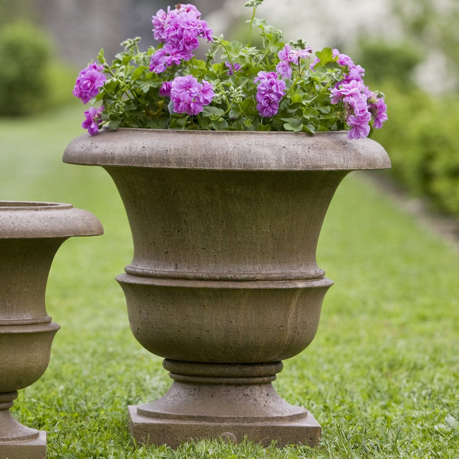 house garden est 1901 planter Williamsburg Wren Large Garden Planter