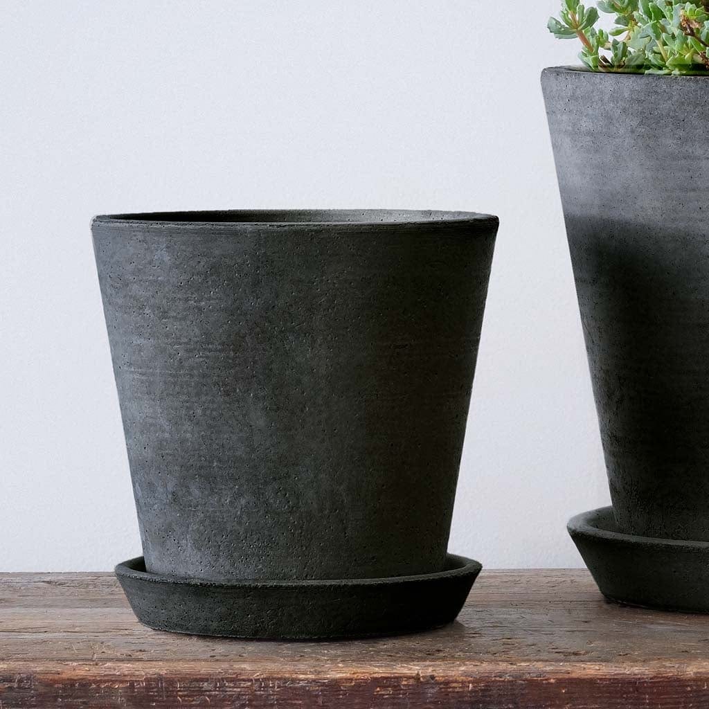 Essential Lightweight Cast Stone Concrete Planter - Medium in Charcoal