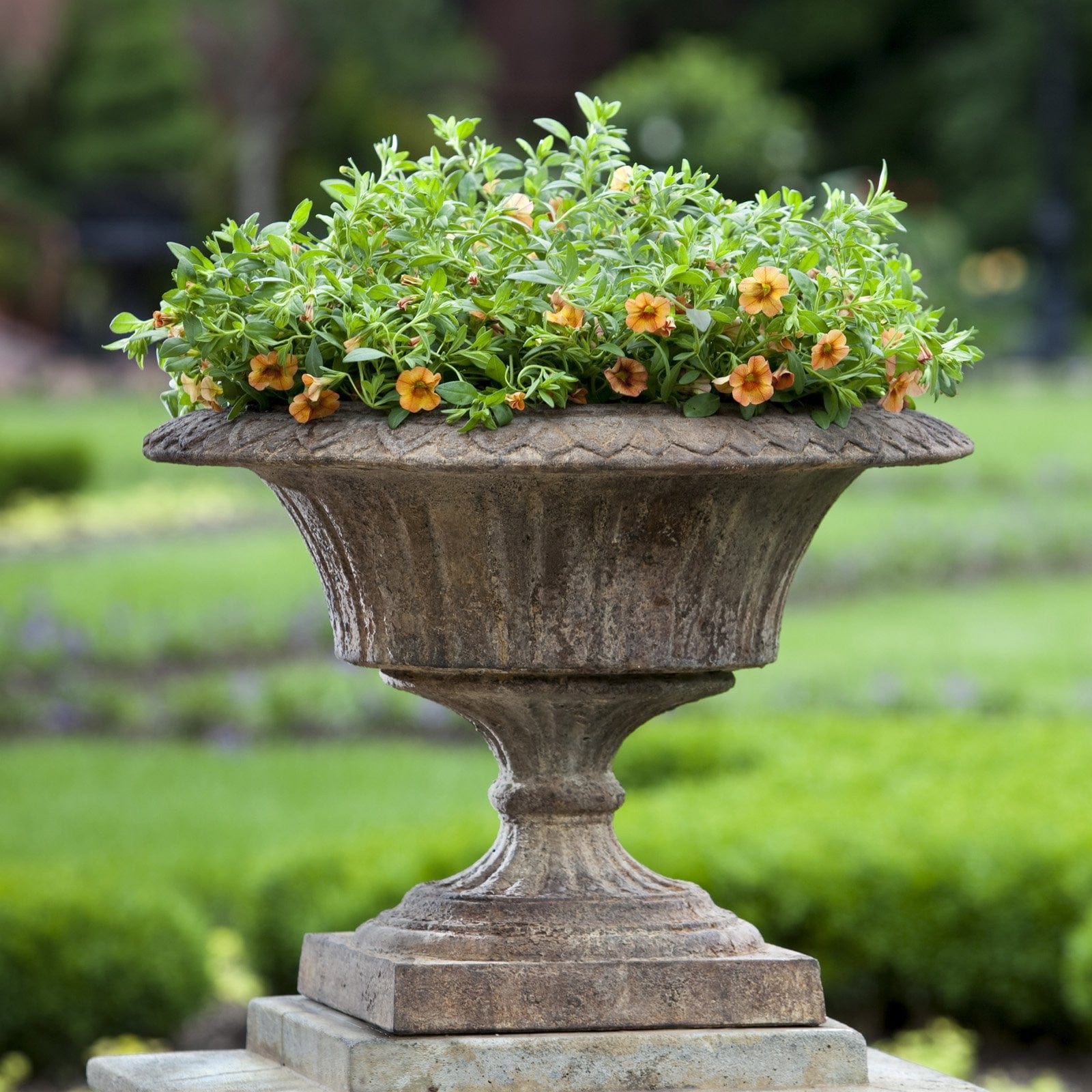 Smithsonian Fluted Valentine Urn Garden Planter - Outdoor Art Pros